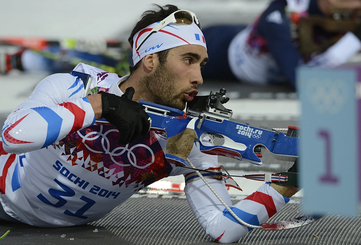​Francuski biathlonista Martin Fourcade, który w poniedziałek zdobył w Soczi złoty medal w biegu na dochodzenie, został także mistrzem olimpijskim w biegu indywidualnym na 20 km. Po srebro sięgnął Niemiec Erik Lesser, a po brąz - Rosjanin Jewgienij Garaniczew. Polscy biathloniści - Krzysztof Pływaczyk, Łukasz Szczurek, Łukasz Słonina i Grzegorz Guzik - zajęli odległe lokaty.
