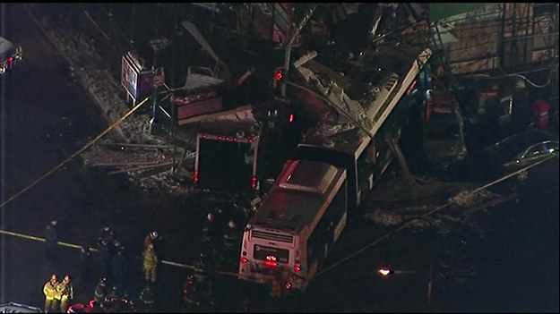 Do groźnego wypadku doszło w Nowym Jorku. Autobus zderzył się z ciężarówką na skrzyżowaniu ulic na Manhattanie. Zginął kierowca autobusu, a ranne zostały cztery inne osoby.