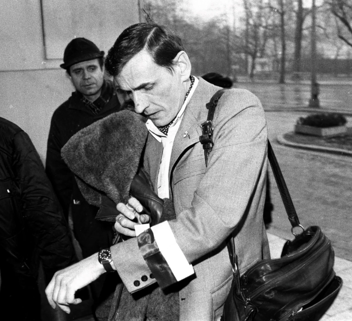 "To jedna z wybitnych i heroicznych postaci najtrudniejszego okresu, jakim był koniec lat 70. i lata 80. To człowiek, który walczył na pierwszej linii" - mówi o Zbigniewie Romaszewskim były opozycjonista Janusz Onyszkiewicz. "Był nieprawdopodobnie poważnym człowiekiem. Nie miał hamulców, jeśli idzie o wolność" - dodaje Andrzej Celiński. Przeczytajcie, jak zmarłego dziś polityka wspominają działacze antykomunistycznej opozycji z czasów PRL.