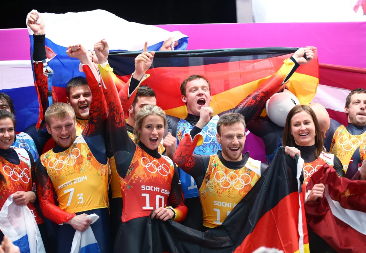 Polska sztafeta mieszana zajęła ósme miejsce w rywalizacji saneczkarzy na igrzyskach olimpijskich w Soczi. Wygrała reprezentacja Niemiec, która zgarnęła wszystkie cztery złote medale w tej dyscyplinie. Srebro wywalczyli Rosjanie, a brąz przypadł Łotyszom.