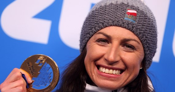 Justyna Kowalczyk odebrała złoty medal olimpijski zdobyty w Soczi w biegu na 10 kilometrów techniką klasyczną. Najlepsza polska biegaczka w historii wysłuchała Mazurka Dąbrowskiego. To drugi polski medal na tych igrzyskach. Złoto zdobył wcześniej także Kamil Stoch.