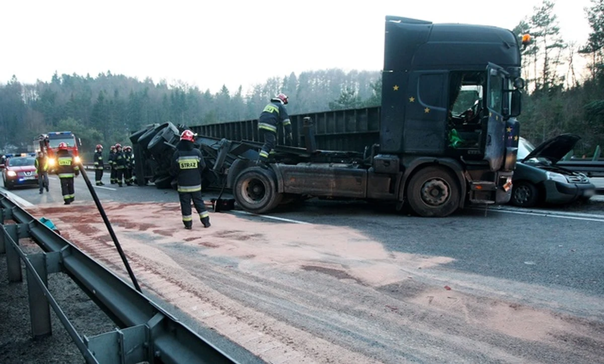Po wypadku, do którego doszło w czwartek po południu, zablokowana była trójmiejska obwodnica w kierunku Gdyni. Na wysokości gdyńskiego osiedla Chwarzno naczepa ciężarówki przewróciła się na osobowe auto. Dwie osoby zostały ranne.