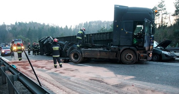 Po wypadku, do którego doszło w czwartek po południu, zablokowana była trójmiejska obwodnica w kierunku Gdyni. Na wysokości gdyńskiego osiedla Chwarzno naczepa ciężarówki przewróciła się na osobowe auto. Dwie osoby zostały ranne.