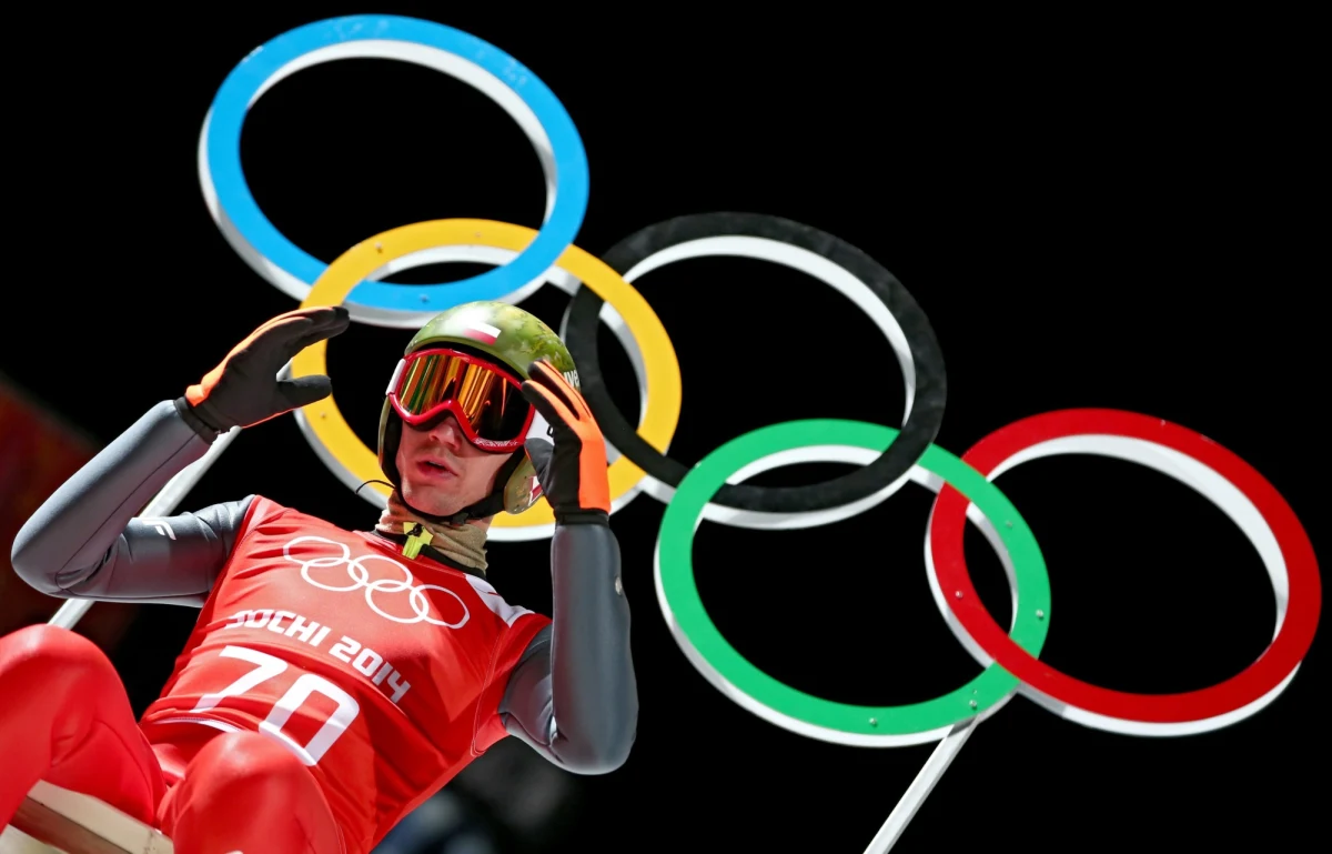 Kamil Stoch uzyskał 136 metrów na olimpijskiej dużej skoczni w Soczi. Był to najdłuższy skok na pierwszym czwartkowym treningu przed piątkowymi kwalifikacjami. W środę mistrz olimpijski ze skoczni normalnej upadł po lądowaniu. Jego udział w kolejnych treningach stał pod znakiem zapytania. Badania wykazały jednak, że nie odniósł poważnych obrażeń.