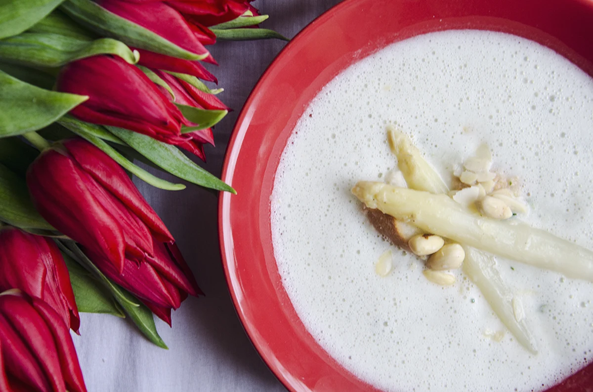 Szparagi, krewetki, lubczyk, czekolada i chili – pyszne afrodyzjaki, które zaostrzą apetyt na miłość. Prezentujemy przepisy na romantyczną kolację. Uniwersalne, spiszą się nie tylko w walentynkowy wieczór. 