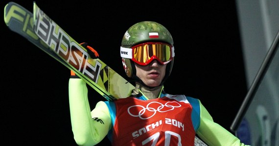 Kamil Stoch wylądował na 131 metrze i zajął drugie miejsce na drugim treningu przed piątkowymi kwalifikacjami do sobotniego konkursu na olimpijskiej dużej skoczni w Soczi. Pierwsze miejsce zajął Severin Freund. Niemiec uzyskał 135,5 metra.