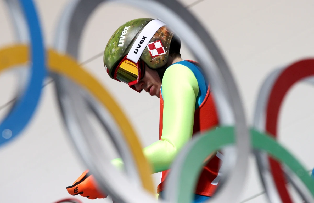 Kamil Stoch po lądowaniu na 133,5 metra był trzeci na trzecim treningu przed piątkowymi kwalifikacjami do sobotniego konkursu na olimpijskiej dużej skoczni w Soczi. Pierwsze miejsce zajął Słoweniec Peter Prevc, który uzyskał 138,5 m. We wcześniejszych dwóch sesjach treningowych Stoch był pierwszy i drugi.