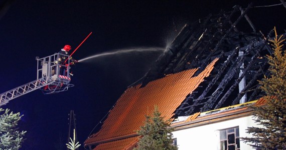 Na pół miliona złotych wyceniono wstępnie straty po pożarze kościoła w Mojuszu w powiecie kartuskim na Pomorzu. Ogień został już opanowany. Z pożarem walczyło 17 jednostek straży pożarnej. 