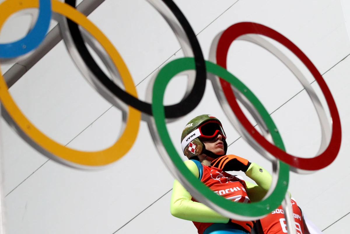 Bieg indywidualny na 15 km to ulubiony dystans biathlonistki Krystyny Pałki. Wicemistrzyni świata i trzy inne Polki staną o godz. 15.00 przed trzecią szansą wywalczenia olimpijskiego medalu w Soczi. Kwalifikacje czekają skoczków narciarskich. 