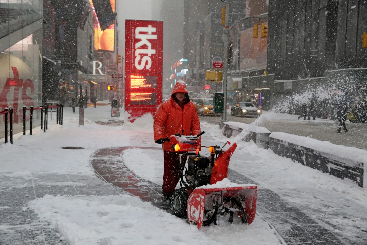 Nie żyje 13 osób. Pięć tysięcy odwołanych lotów. Kilkaset tysięcy ludzi bez prądu - to bilans kolejnego ataku zimy w USA. Wielu Amerykanów walentynki spędzi na odkopywaniu spod śniegu swoich domów. A o wyjściu do lokalu z ukochaną osobą mogą zapomnieć, bo zamknięte są w wielu miastach bary, restauracje, także szkoły i urzędy. 