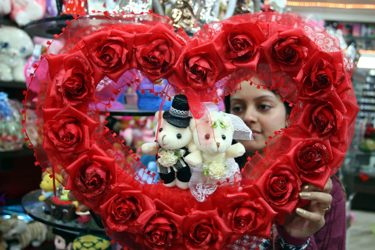 Pierwsze uderzenie strzałą Kupidyna powoduje, że dech zamiera nam w piersiach, a serce bije, jak po długim biegu. W organizmie rozpoczyna się "burza". Naukowcy z Chicago postanowili sprawdzić, co odpowiada za taki stan. 