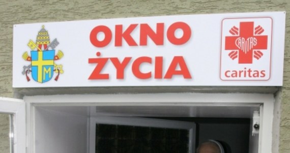 Do krakowskiego Domu Samotnej Matki przyniesione zostały w nocy bliźnięta. Ich matka poprosiła o opiekę nad dziećmi. Ostatecznie pogotowie odwiozło córeczki do szpitala, co jest standardową procedurą w przypadku dzieci pozostawionych na przykład w "Oknie Życia".