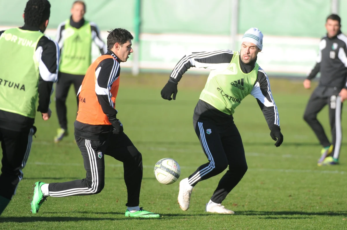 Kończy się zimowa przerwa w Ekstraklasie. W piątek odbędą się dwa spotkania. O 18.00 Podbeskidzie Bielsko-Biała zagra z Widzewem Łódź, o 20.30 Legia Warszawa podejmie Koronę Kielce. A jak kluby Ekstraklasy radziły sobie na rynku transferowym?