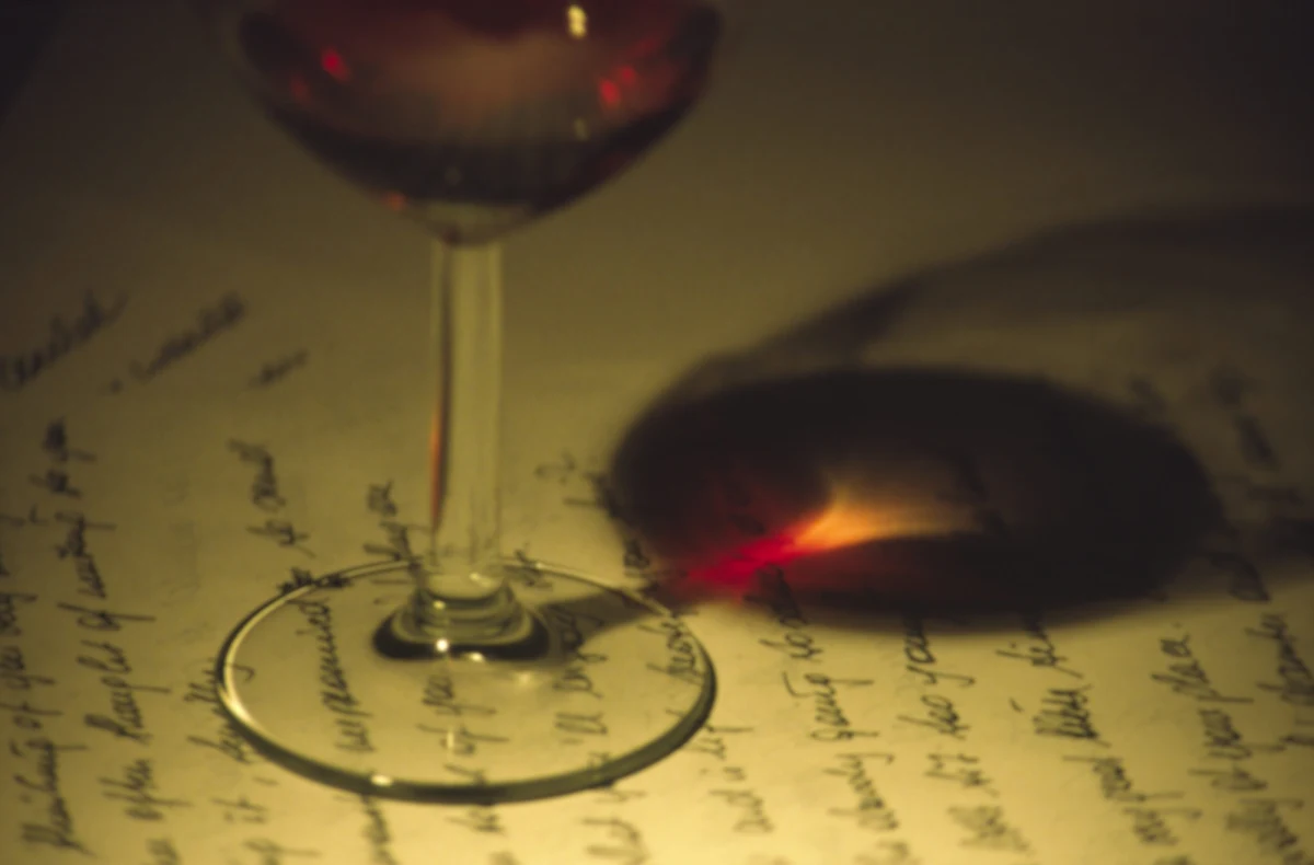 Otoczeni komputerami, tabletami i smartfonami często zapominamy, że kiedyś największym wyrazem uczuć były listy i liściki. Te analogowe wiadomości miały swój niezaprzeczalny urok, bo powstawały niespiesznie i przemyślanie (nie można było wykasować zdania, które już pojawiło się na papierze). 