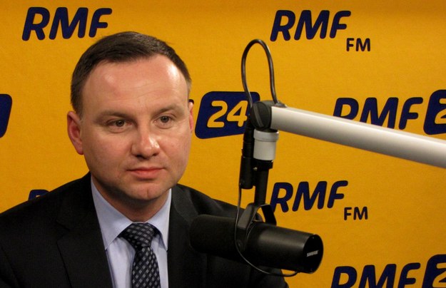 Walczymy o zwycięstwo w tych wyborach. Patrząc na sondaże, możemy być optymistami - mówi Andrzej Duda w Kontrwywiadzie RMF FM. Jaki program pokaże PiS na sobotniej konwencji programowej? - Nasz program będzie socjalny, bo polskie rodziny wymagają wsparcia - tłumaczy gość RMF FM. - Pomoc ze strony państwa, dożywianie w szkołach, praca dla rodziców i lepsze wynagrodzenia - wylicza Duda w RMF FM.