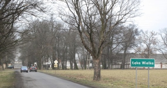 "Nie mamy prawa żądać tysięcy złotych od mieszkańców Łęki Wielkiej. Popełniliśmy błąd" - przyznaje Agencja Nieruchomości Rolnych w Poznaniu po Interwencji RMF FM. 82 rodziny z wielkopolskiej miejscowości dostały pisma z informacją, że cena za odprowadzanie ścieków wzrasta pięciokrotnie, a do tego obowiązuje 1,5 roku wstecz i konieczna będzie zapłata wyrównania. Dzięki naszej pomocy okazało się, że rację mają zaskoczeni tą decyzją mieszkańcy. Odnalazły się umowy, o których poznański oddział ANR dotąd nie wiedział.