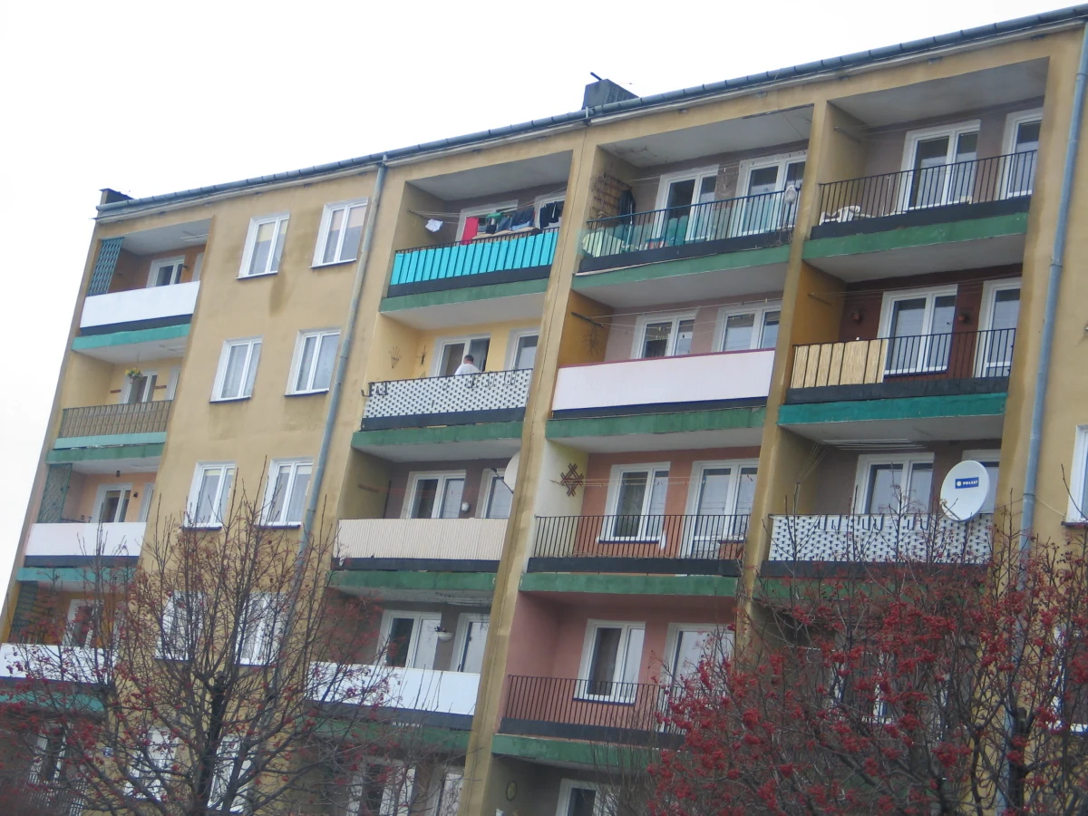 Przed łódzkim sądem stanie 44-latka prowadząca w centrum Łodzi biuro obrotu nieruchomościami, oskarżona o oszustwa przy zamianie mieszkań. Według śledczych, kobieta oszukała kilkadziesiąt osób na ponad 1 mln złotych. Grozi jej do 8 lat więzienia. 