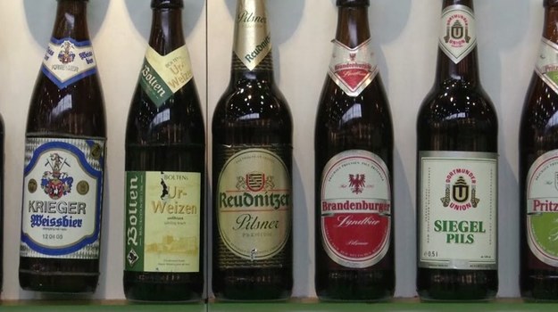 Niemcy to kraj miłośników piwa. Co roku warzy się tutaj ponad 95 milionów litrów tego złocistego trunku. Na świecie niewielu jednak wie, że niemieckie piwo warzone jest według liczącego sobie prawie 500 lat zbioru reguł - Reinheitsgebot. To tak zwane Bawarskie Prawo Czystości. Wprowadzono je w życie w 1516 roku. Prawo określało składniki, jakich można było używać do produkcji piwa. Było ich tylko trzy – woda, słód jęczmienny i chmiel...


Dziś niemieccy browarnicy chcą dopisać do tej wspaniałej historii kolejny rozdział. Złożyli oficjalny wniosek o wpisanie Bawarskiego Prawa Czystości na Listę Światowego Dziedzictwa Niematerialnego UNESCO. Podobnie jak przed wiekami, tak i dziś Reinheitsgebot jest odbierane jako gwarancja jakości i bezpieczeństwa uświęconych tradycją.