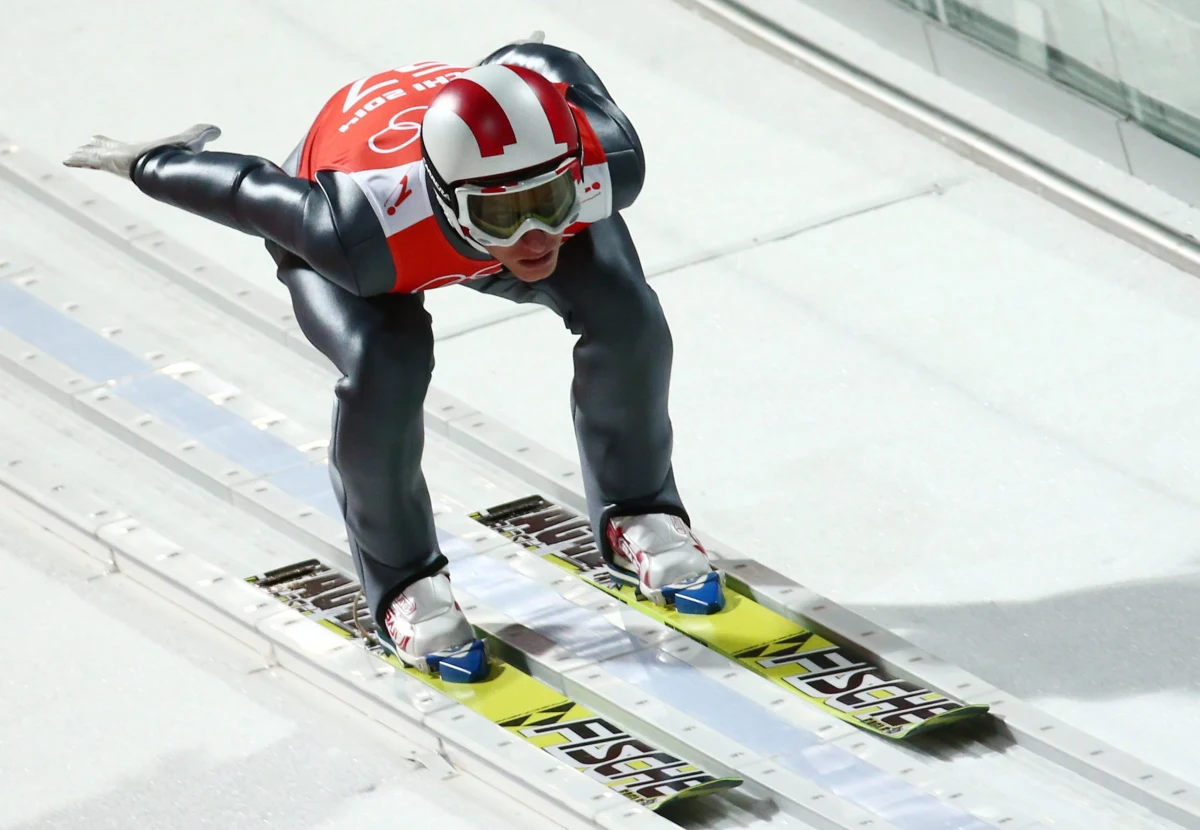 Austriaccy skoczkowie liczą na medal w kolejnym konkursie zimowych igrzysk olimpijskich w Soczi. Na normalnym obiekcie wypadli słabo. Triumfował lider Pucharu Świata Kamil Stoch, który wyprzedził Słoweńca Petera Prevca i Norwega Andersa Bardala. "Bardzo dobrze czuję się na dużych skoczniach i to może być klucz mojego sukcesu" - powiedział zawiedziony po pierwszym konkursie Gregor Schlierenzauer.