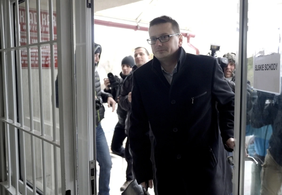 Mecenas Marcin Lewandowski, pełnomocnik mordercy i pedofila Mariusza T. zapowiedział, że jeszcze dziś złoży zażalenie na postanowienie o inwigilacji jego klienta. Po wyjściu z więzienia "Szatan z Piotrkowa" został objęty działaniami operacyjno-rozpoznawczymi przez policję i dostał zakaz opuszczania kraju. 