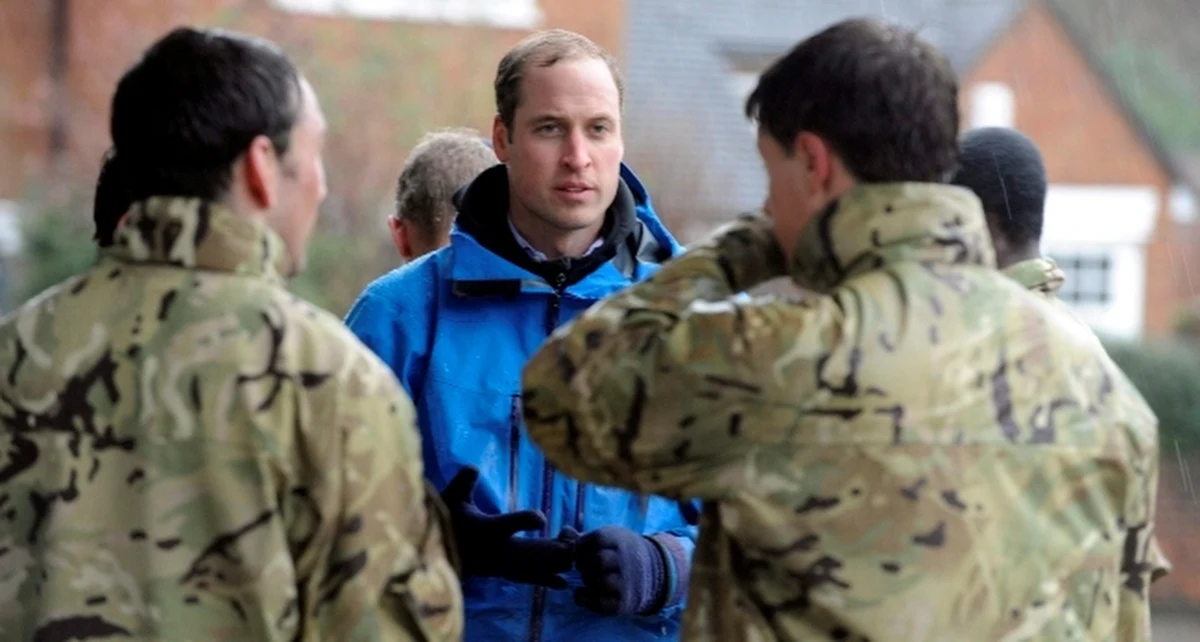 Synowie księżnej Diany William i Harry zaangażowali się w umacnianie wałów przeciwpowodziowych wzdłuż wezbranej Tamizy. Obaj  razem z żołnierzami nosili worki z piachem we wsi Datchet położonej około 30 kilometrów od Londynu.