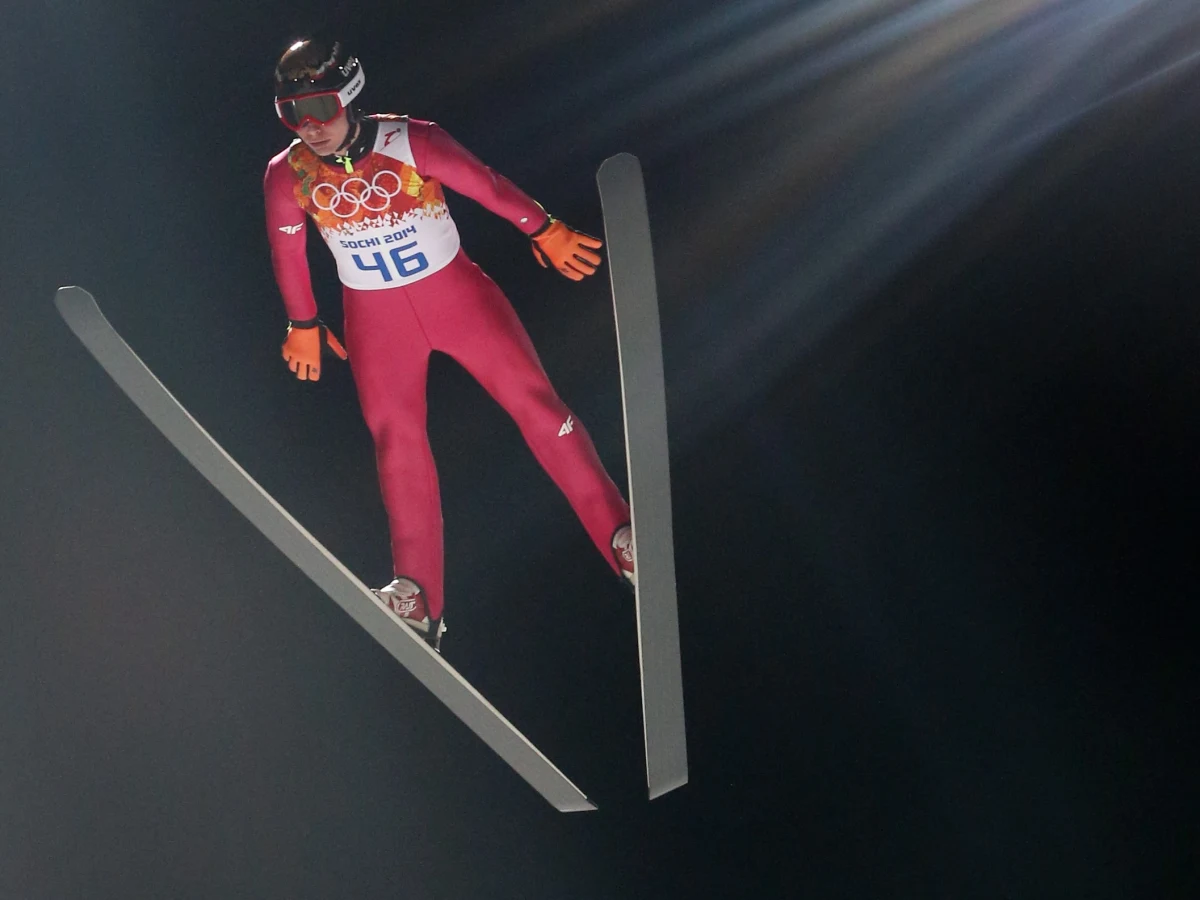 Czterech Polaków wystąpi w sobotnim konkursie na dużej skoczni na igrzyskach olimpijskich w Soczi. Ze skoku w kwalifikacjach zrezygnował najlepszy w serii próbnej Kamil Stoch. Pod jego nieobecność w polskiej ekipie najlepiej wypadł Maciej Kot. Był dziewiąty. Kwalifikacje wygrał Michael Hayboeck.