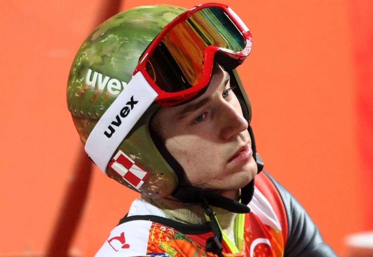 "Kamil Stoch już przed igrzyskami był w życiowej formie, a teraz to się potwierdziło i na mniejszym, i teraz na dużym obiekcie. Skacze perfekcyjnie, nie popełnia błędów, trafia w próg, poza tym jest zrównoważony i spokojny" - ocenił były trener polskich skoczków Apoloniusz Tajner. "Jeden medal już zdobył, więc jest wyluzowany. Wszystko przemawia za nim" - dodał.