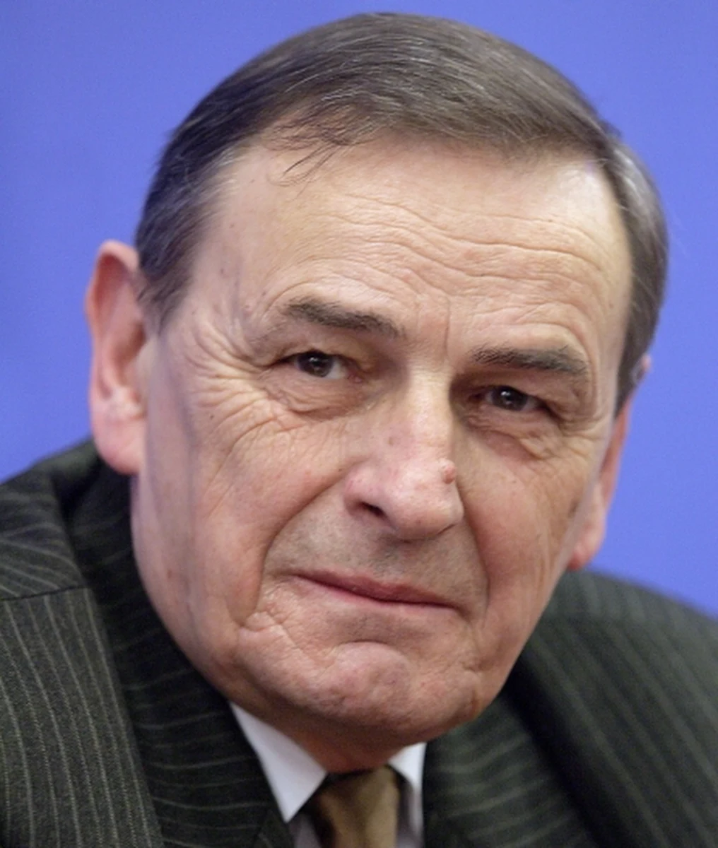 Pogrzeb Zbigniewa Romaszewskiego odbędzie się w czwartek 20 lutego - poinformowała córka polityka, Agnieszka Romaszewska-Guzy. Działacz Komitetu Obrony Robotników i Solidarności, twórca podziemnego radia "Solidarność" i wieloletni senator zmarł w czwartek w wieku 74 lat.