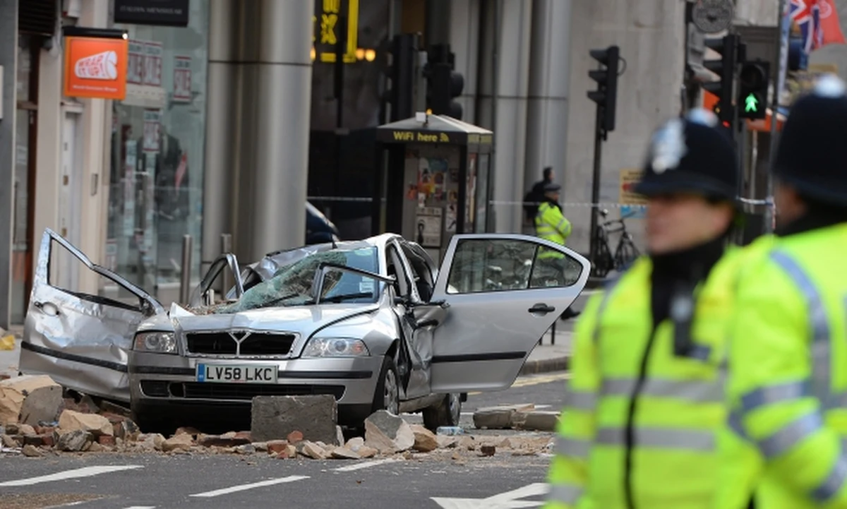 Nawałnice, które kolejny dzień przechodzą nad Wyspami Brytyjskimi, spowodowały śmierć dwóch osób. Wywołały też przerwy w dostawach energii elektrycznej, dodatkowo pogarszając sytuację w regionach nawiedzonych już wcześniej przez powodzie. 