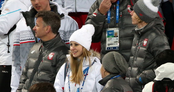 Żona Kamila Stocha sprawiła mu niespodziankę i przyjechała na sobotni konkurs olimpijski do Soczi. Mąż nie zawiódł i zdobył drugi złoty medal w skokach narciarskich. "Większy stres był w domu" - stwierdziła Ewa Bilan-Stoch.