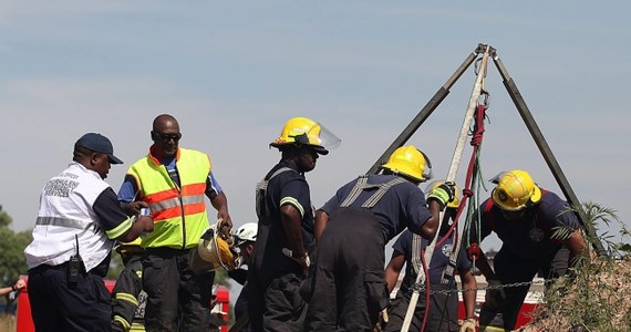 11 górników pracujących nielegalnie w kopalni złota pod Johannesburgiem zostało wydobytych na powierzchnie po zawale. Na razie nie wiadomo, ile osób jest wciąż pod ziemią. Możliwe, że chodzi nawet o 200 ludzi. 
