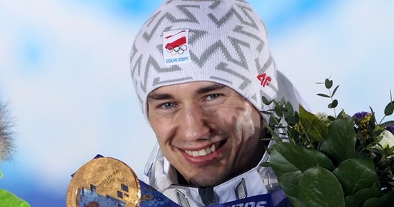 Dwukrotny mistrz olimpijski w Soczi w skokach narciarskich Kamil Stoch stanie dziś przed szansą wywalczenia trzeciego medalu. O godz. 18:15 czasu polskiego rozpocznie się rywalizacja drużynowa. Biało-czerwoni są wymieniani w gronie faworytów.