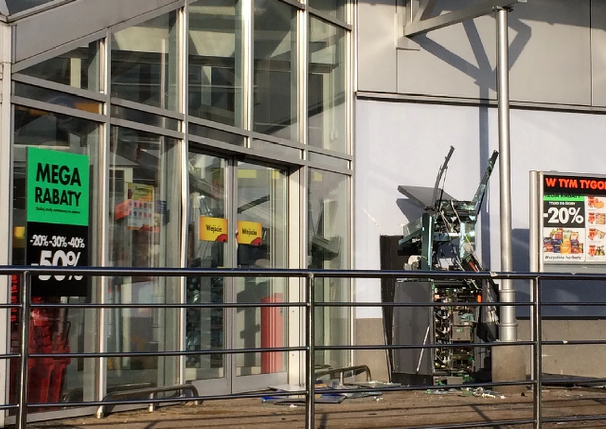 Nieznani sprawcy wysadzili bankomat przy ulicy Iwaszkiewicza w Olsztynie. Skradziono wszystkie kasetki z pieniędzmi.