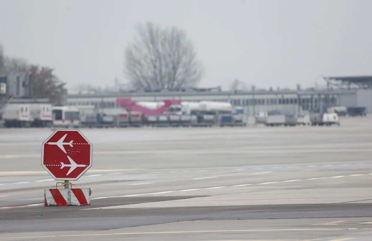 Chwile grozy przeżyli przed pasażerowie Boeinga 737. Maszyna awaryjnie wylądowała na warszawskim lotnisku Chopina około godziny 9. 