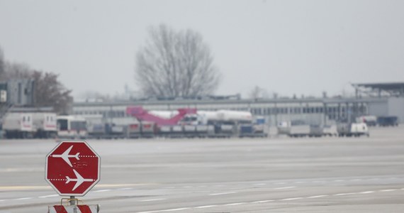 Chwile grozy przeżyli przed pasażerowie Boeinga 737. Maszyna awaryjnie wylądowała na warszawskim lotnisku Chopina około godziny 9. 