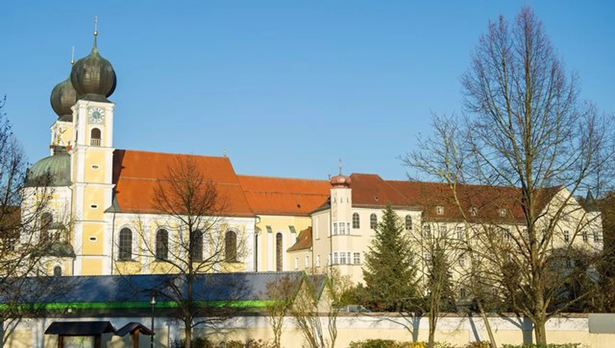 Okazało się, że biskup Limburga Franz-Peter Tebarz-van Elst wykorzystał do budowy luksusowej rezydencji środki z funduszu, przeznaczonego na pomoc dla będących w potrzebie wielodzietnych rodzin - podał niemiecki dziennik "Sueddeutsche Zeitung".
