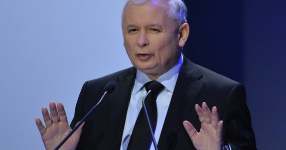 "Proponujemy debatę Donaldowi Tuskowi 3 marca w Warszawie o służbie zdrowia" - powiedział Jarosław Kaczyński. "Chcielibyśmy, żeby to była debata merytoryczna, ekspercka" - dodał prezes PiS. Po południu rzeczniczka rządu Małgorzata Kidawa-Błońska zapowiedziała, że premier do tej propozycji odniesie się najprawdopodobniej jutro. Wczoraj Donald Tusk powiedział, że takie spotkanie mogłoby wyjaśnić wątpliwości dotyczące nowego programu PiS - m.in. miesięcznego dodatku na dziecko w wysokości 500 zł.  