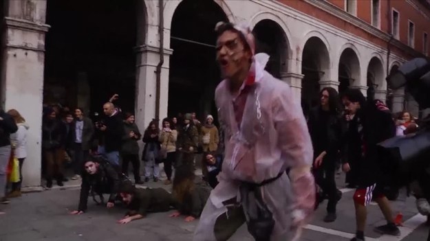 Pierwszy dzień karnawału w Wenecji rozpoczął się teatralnym widowiskiem w centrum miasta. Ulicami przeszły zombie, potwory i ich łowcy. Ich poszarpane kostiumy, sztuczne rany i krew zrobiły wielkie wrażenie na widzach. Potwory uciekały ulicami miasta przed ścigającymi je łowcami.


Karnawał w Wenecji rozpoczął się w ostatnią sobotę i potrwa do 4 marca.