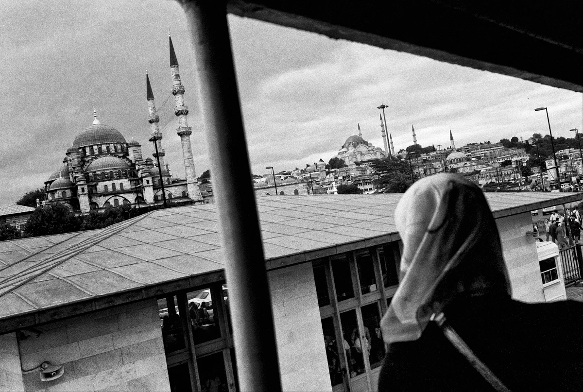 Rakiety minaretów. Meczety udające pęki róż w pajęczynach zakurzonych ulic. A wśród nich ludzie, zwierzęta i nieustający hałas. Wystarczy, że obejmiemy wszystko w obiektywie, otworzymy migawkę i zdjęcie gotowe. Czyżby? Stambuł nie daje się łatwo kadrować. Jest wieczny, ale żyje tylko przez moment. Ucieka przed fotografem jak chwila, która właśnie staje się wspomnieniem. Istnieje tysiące receptur, by przyrządzić zdjęcia wykonane w Stambule. Ale nie błądźmy i szukajmy własnej bajki. Nad Bosforem fotografujmy według własnego przepisu.