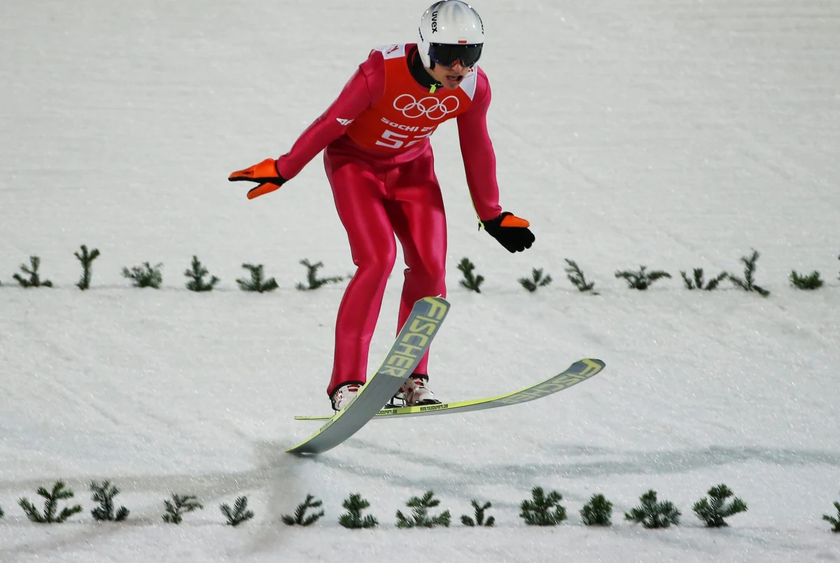 Kamil Stoch, Maciej Kot, Jan Ziobro i Piotr Żyła - w takim składzie ekipa Łukasza Kruczka walczy o medal w Soczi. Trener zapowiadał, że spodziewa się bardzo zaciętej walki, wręcz o centymetry. Rok temu w bardzo podobnym składzie - Stoch, Kot, Żyła, Kubacki - Polacy zdobyli brązowy medal w mistrzostwach świata w Predazzo. Śledź relację na żywo! 