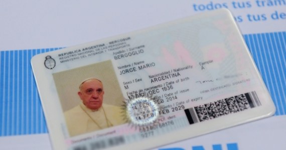 Papież Franciszek nie przestaje zaskakiwać. Chce podróżować po świecie jako obywatel Argentyny, dlatego poprosił władze swojej ojczyzny o nowy paszport i dowód osobisty.