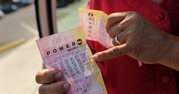 Wielka szansa na zostanie milionerem w Stanach Zjednoczonych. Przed środowym losowaniem loterii Powerball wygrana wzrosła do 400 milionów dolarów. To historyczny wynik. Amerykanie już planują co zrobią, jeżeli wygrają gigantyczne pieniądze. 