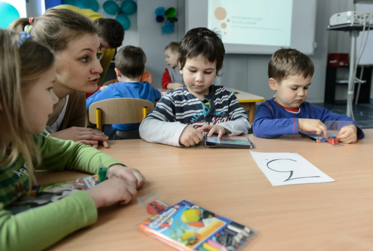 "Szkoły będą zatrudniały pomoc nauczycielską dla sześciolatków, które we wrześniu obowiązkowo pójdą do szkoły" – to jedna z propozycji Platformy Obywatelskiej, które znalazły się w projekcie zmian
w ustawie o systemie oświaty. "Największe emocje budzi pomysł zapisania w ustawie możliwości cofania sześciolatków do przedszkoli" - pisze "Gazeta Wyborcza".