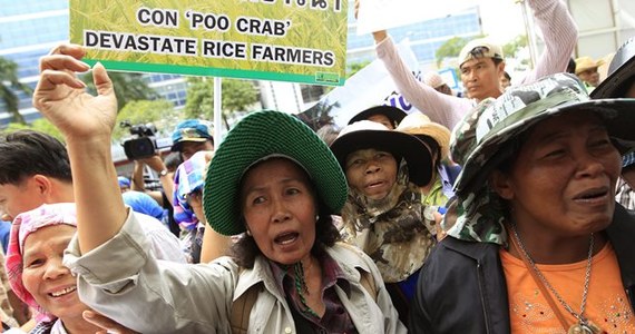 Tajlandzka policja aresztowała dziesiątki osób w czasie operacji mającej na celu odbicie budynków rządowych z rąk demonstrantów, którzy od ponad trzech miesięcy domagają się ustąpienia rządu premier Yingluck Shinawatry.