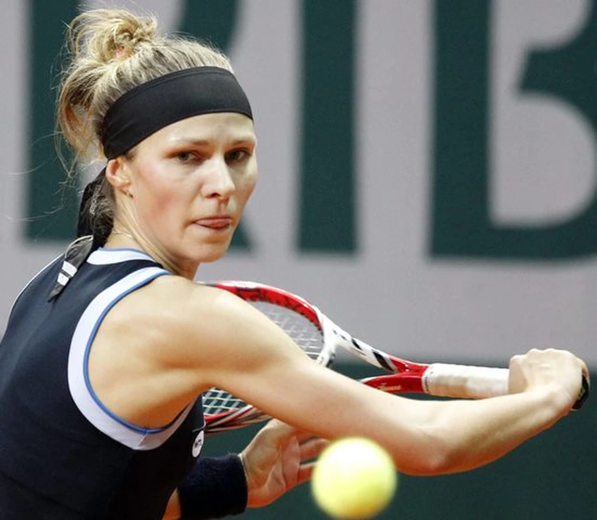 Katarzyna Piter awansowała do drugiej rundy (1/8 finału) turnieju WTA Tour na kortach ziemnych w Rio de Janeiro (pula nagród 250 tys. dol.). Polska tenisistka na otwarcie pokonała reprezentantkę gospodarzy Beatriz Haddad Maię 6:3, 6:3.