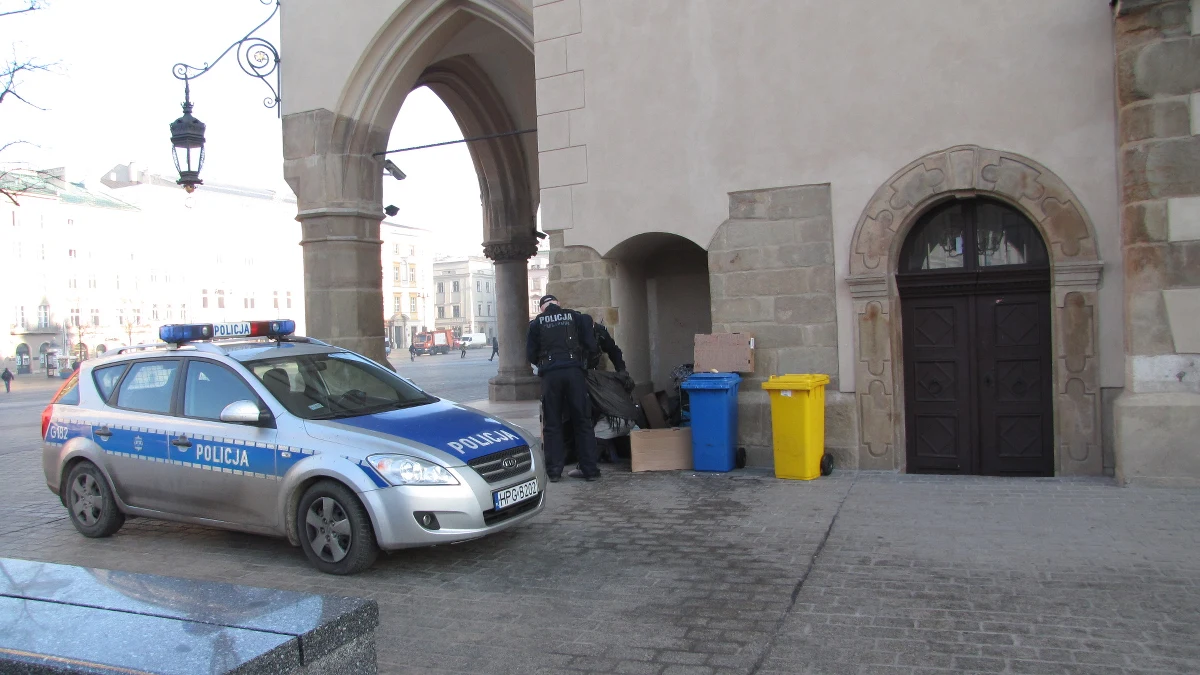 Krakowska Straż Miejska i policja zatrzymały ok. 60-letnią kobietę, która rano zniszczyła elewację Sukiennic – dowiedział się reporter RMF FM. Na murze od strony ulicy Brackiej kredką namalowała rysunki. Pojawiły się też napisy. Konserwator zabytków ma wycenić straty.