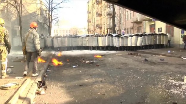 Przed ukraińskim parlamentem doszło do starć setek demonstrantów z policją. W ruch poszły kamienie i pałki. Opozycja oskarżyła rząd o zwłokę w uchwalaniu reformy konstytucji, która ma zmniejszyć władzę prezydenta.