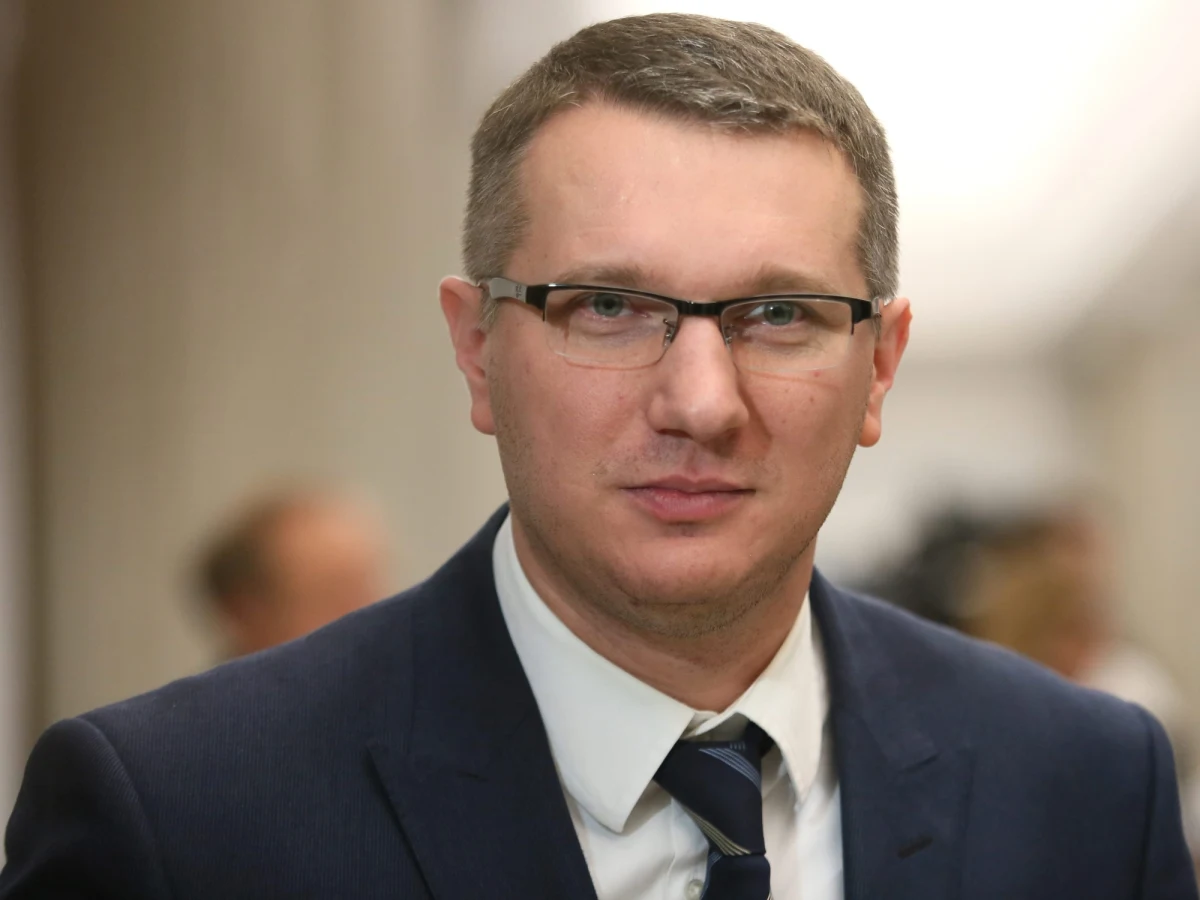 Prokuratura skieruje wniosek o uchylenie immunitetu posłowi Przemysławowi Wiplerowi. Jak ustalił nieoficjalnie reporter RMF FM Roman Osica, śledczy chcą mu postawić dwa zarzuty w związku z październikowym incydentem przed warszawskim klubem. Doszło wtedy do przepychanki pomiędzy policją a posłem. Stwierdzono, że Wipler był pod wpływem alkoholu. 