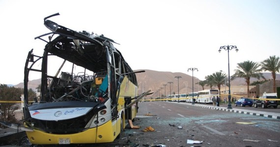 Dżihadystyczne ugrupowanie Ansar Bajt al-Makdis, które przyznało się do niedzielnego ataku na autobus turystyczny na Synaju, wezwało przebywających w Egipcie turystów do opuszczenia tego kraju do najbliższego czwartku. W przeciwnym razie - jak twierdzi ugrupowanie - turyści padną ofiarą ataku. 