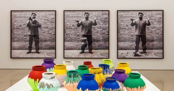 Warta milion dolarów waza autorstwa chińskiego artysty i dysydenta Aia Weiweia została zniszczona. Dzieło, które eksponowano w muzeum w Miami, stłukł miejscowy malarz, aby zaprotestować przeciwko niesłusznej, jego zdaniem, koncepcji artystycznej tej placówki.